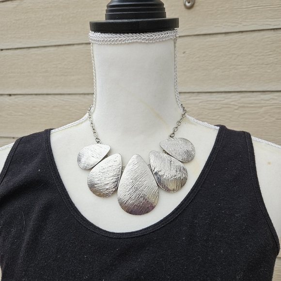 Jewelry - textured silver tone teardrop collar necklace